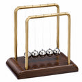 Péndulo de Newton con Base de Madera y Estructura Dorada